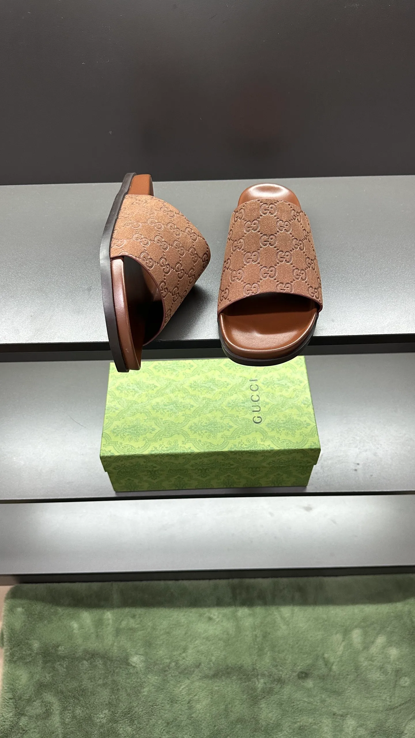[G Home New Style] P: 300💰Men's size 39~45, (46. Customized) This slipper is made of GG polyester fiber and is decorated with a Gucci label on the front, which adds a striking logo feel to the style. "Gucci Made in Italy" stamped label Rubber sole Flat Made in Italy